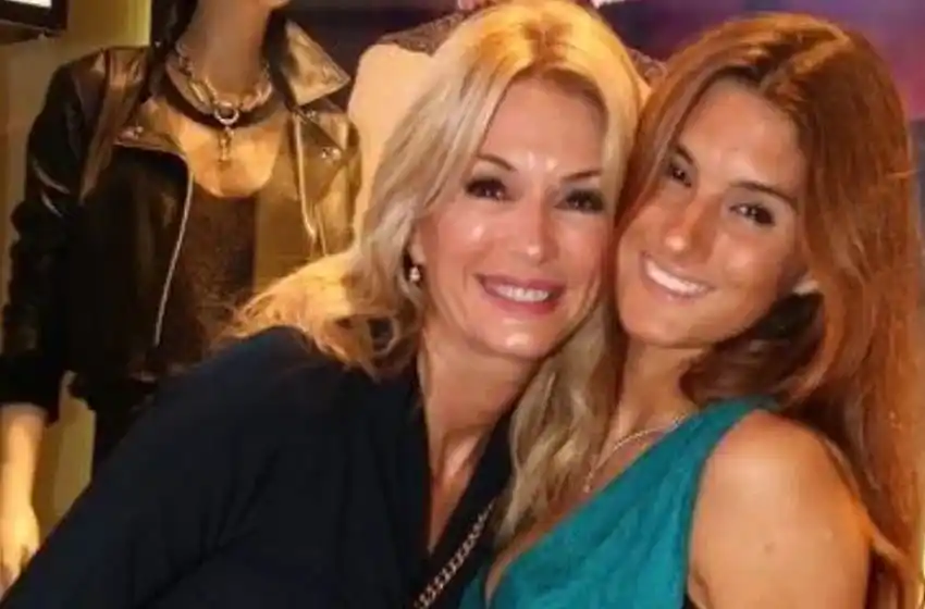 Polémica: Lola Latorre acusó a su madre de exhibir su cuerpo en las redes