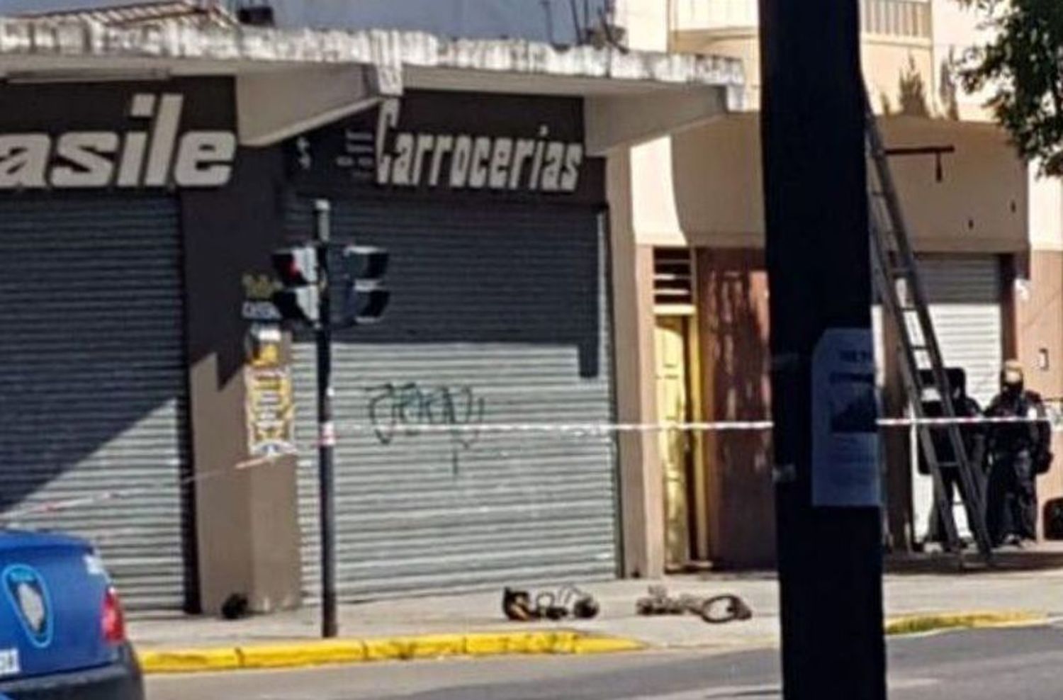 Un hombre se atrincheró al cuerpo de su madre fallecida y lo detuvieron