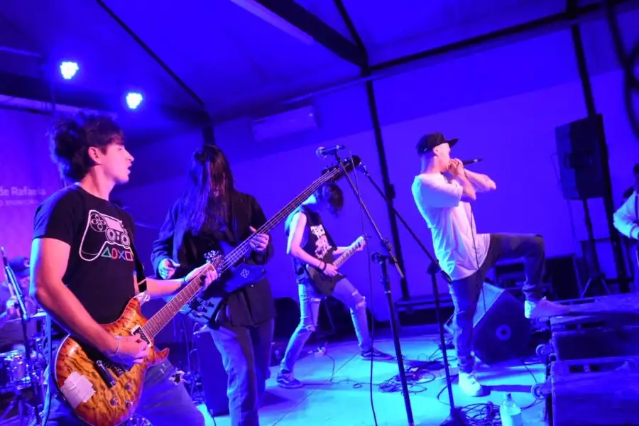 El Centro Recreativo Metropolitano vio colmada sus instalaciones por jóvenes que disfrutaron de un evento musical que se extendió hasta la medianoche.