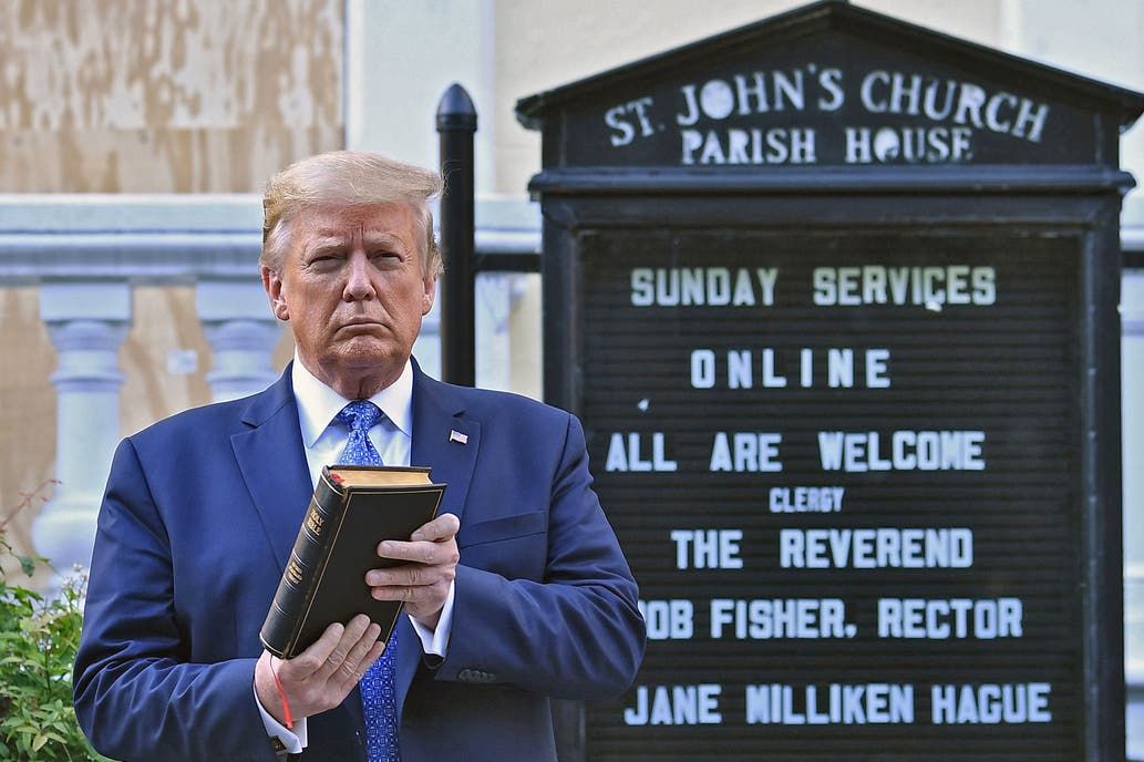 Trump ordenó reprimir con gases para sacarse una foto con una Biblia