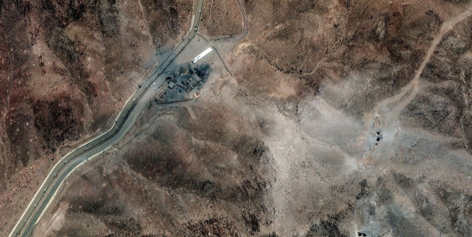 Imagen aérea de post bombardeo de la base de enriquecimiento Fordow, cerca de Qom, Irán, June 24, 2025. Crédito: Maxar Technologies
