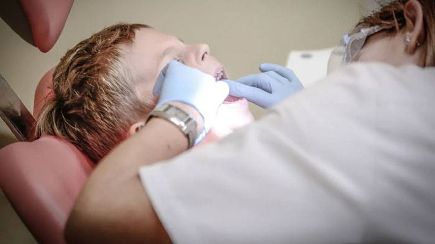 Un nene de 7 años murió después de que una dentista le aplicó anestesia