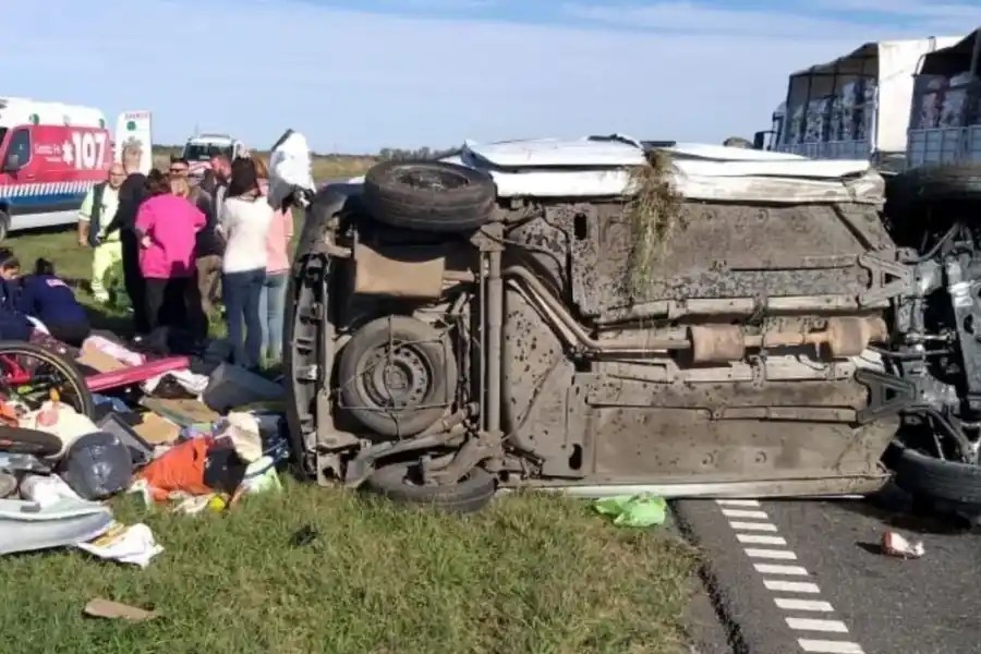 Un vuelco en la autopista dejó a dos mujeres  con serias lesiones