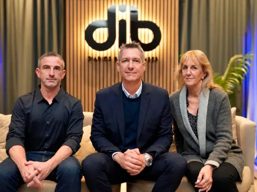 Gonzalo Julián Irazoqui, presidente de la agencia DIB, junto a Ramona Maciel, vicepresidenta, y Fernando Curas, director.