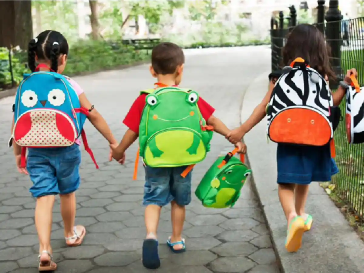 Recomiendan que los chicos no carguen la mochila por más de 15 minutos al día