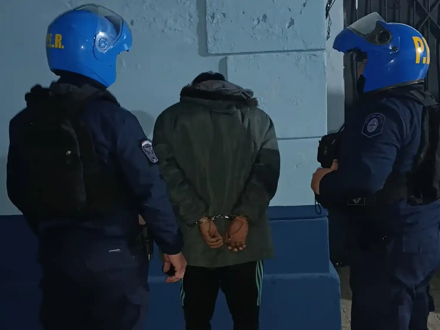 Amenazó a la policía con un arma mientras huía: lo detuvieron y hallaron una réplica