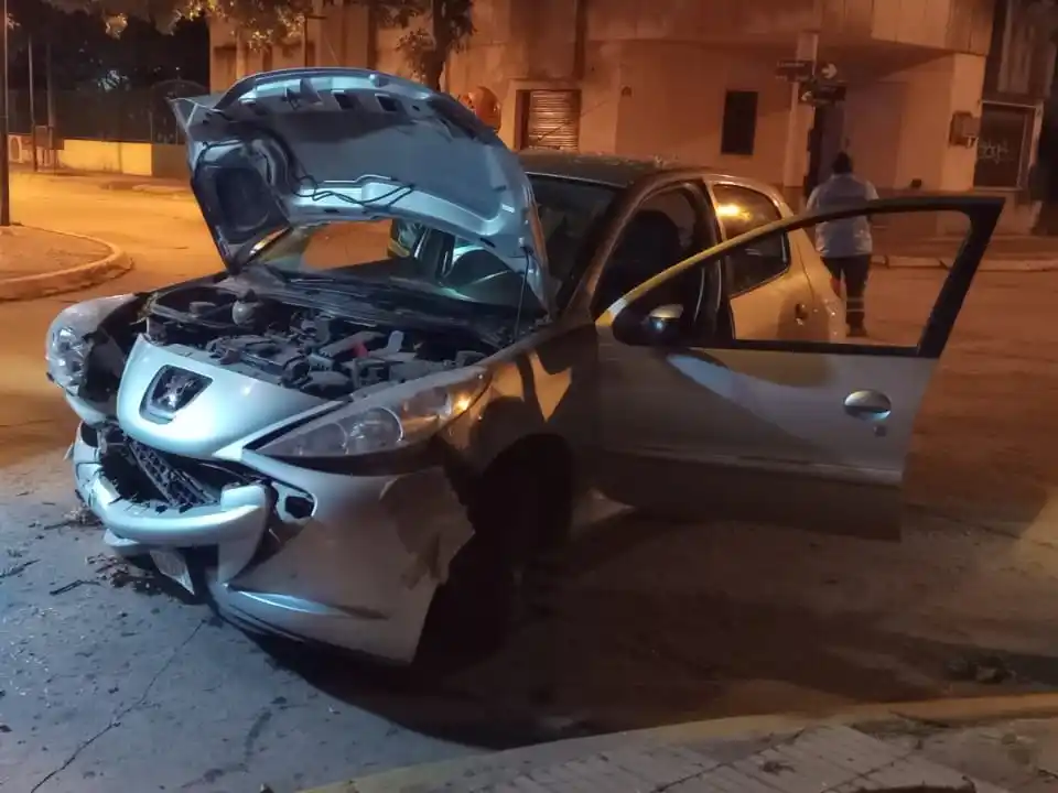 El auto sufrió importantes daños.