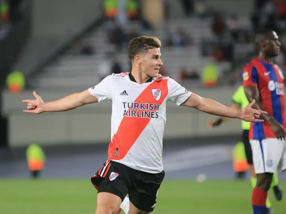 De la mano de Alvarez, River se alejó en la punta