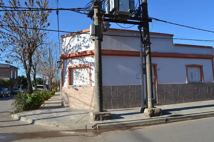 Un operario resultó gravemente herido al caer la escalera sobre la cual trabajaba