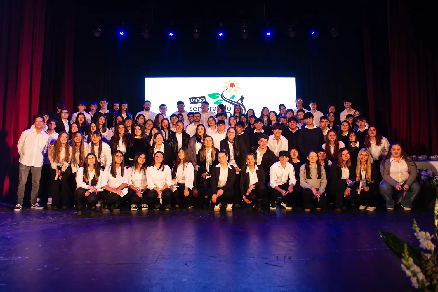 El acto de graduación se desarrolló en el Teatro Municipal de Balcarce.
