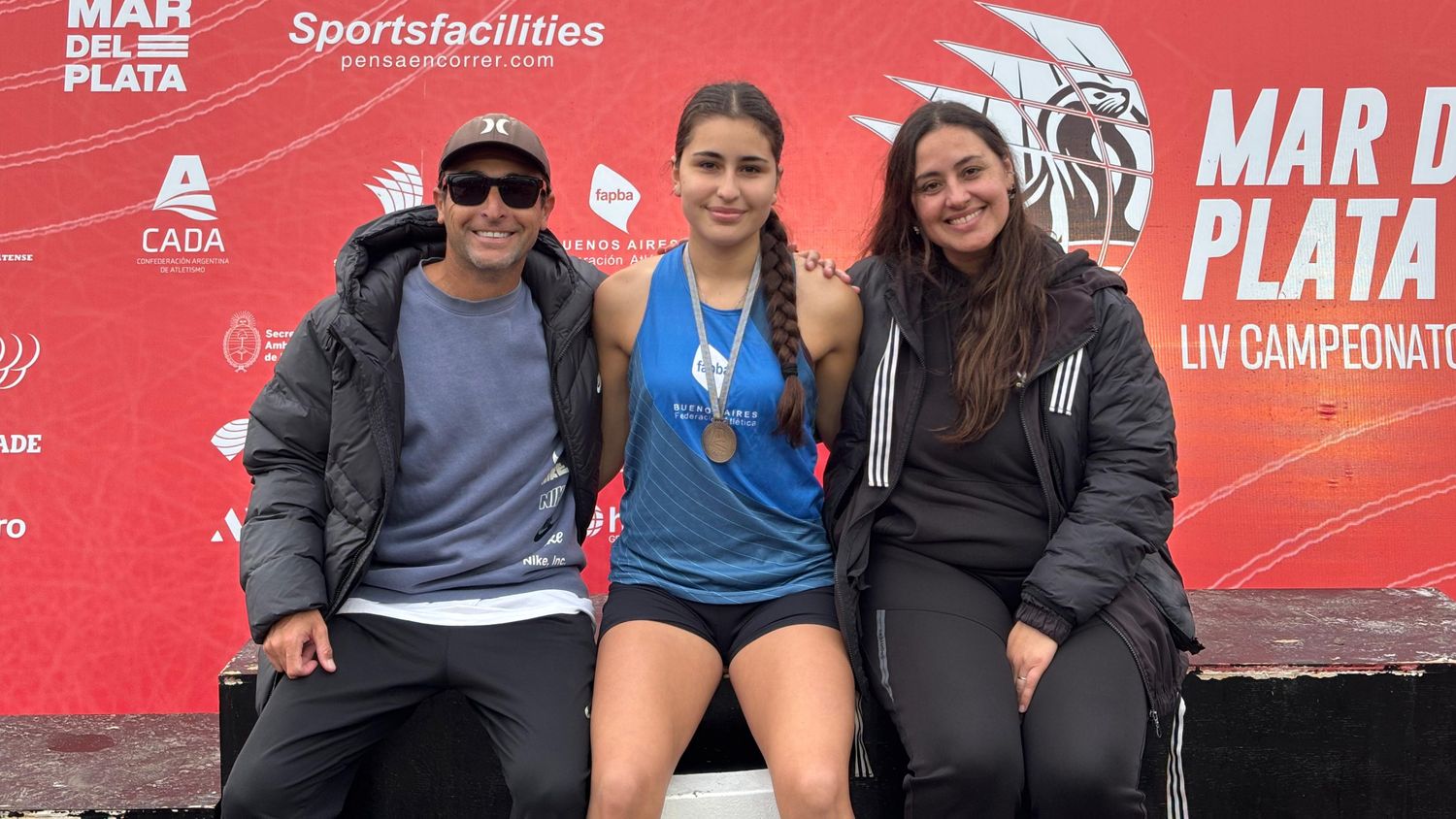 La campeona Rosario Coronel junto a sus profesores, Mauro Cabrera y Juliana Jove
