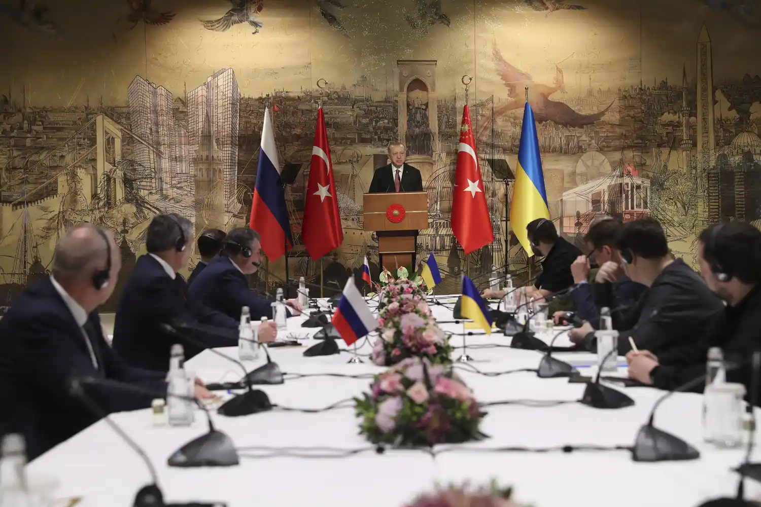 En el inicio de las deliberaciones, el presidente turco Recep Tayyip Erdogan pidió que “pongan fin a la tragedia”.