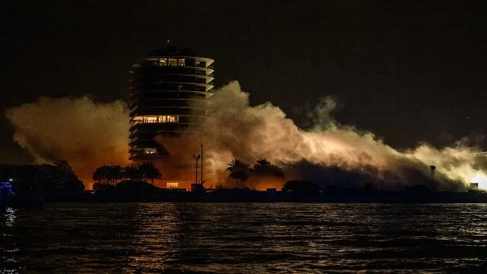 Champlain Towers se derriba durante la noche del domingo