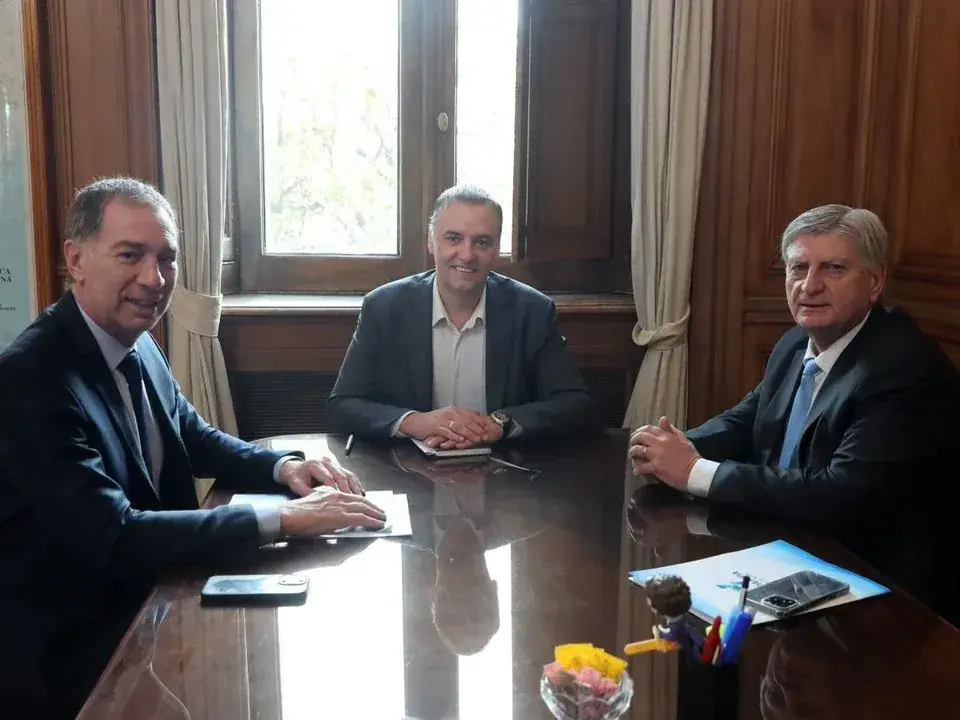 Adorni, Santili y Ziliotto en la Casa Rosada este viernes.