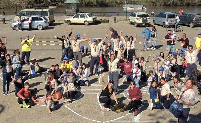 Los scouts armaron una Flor de Lis solidaria