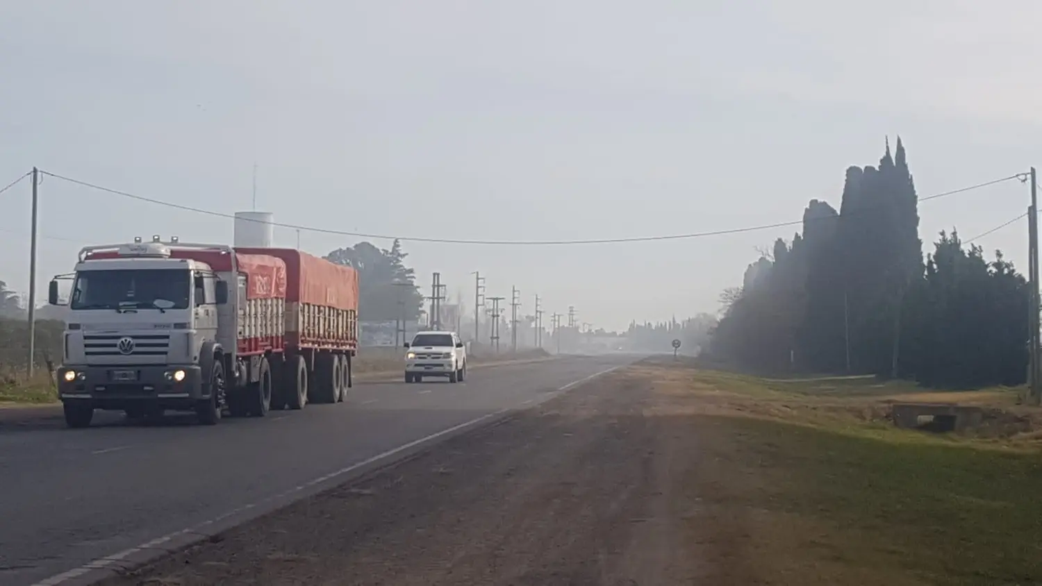 Tránsito asiste circulación en ruta 1001 ante la presencia de humo por incendio en el basural