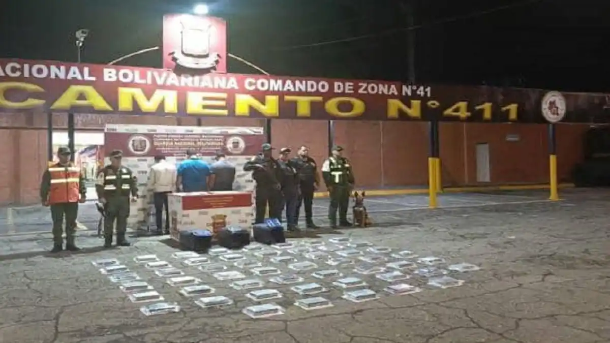 ¿EL HONOR ES SU DIVISA? Miren cuanta droga llevaban 2 GNB dentro de una patrulla