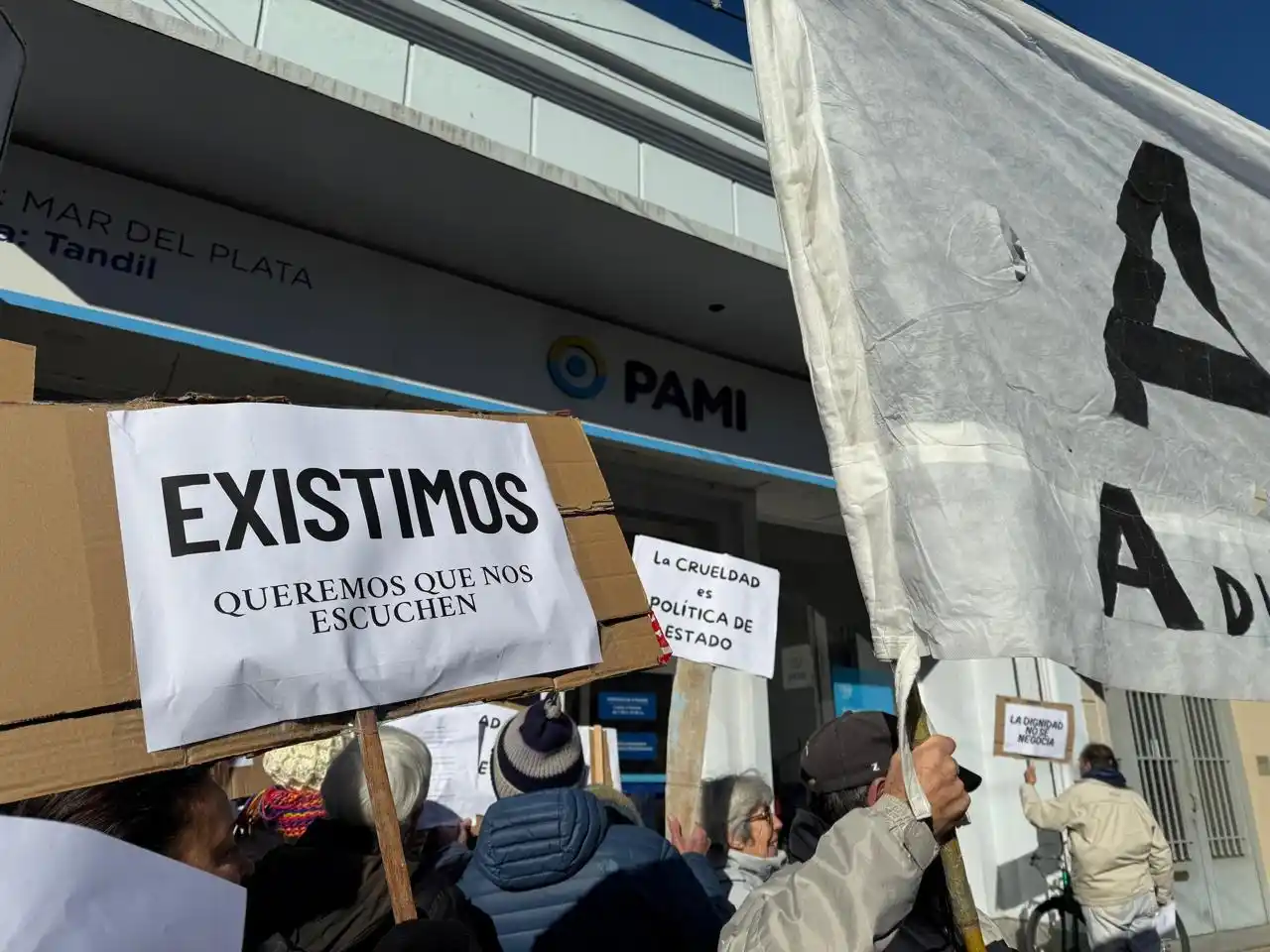 Los jubilados de Tandil volvieron a marchar a la delegación local del PAMI.