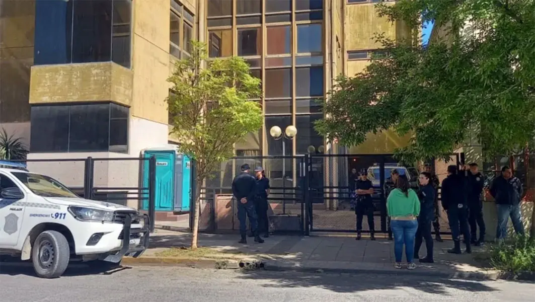 Juzgan a 5 hombres que entraron a la Policía con analítico trucho