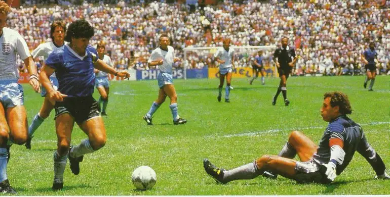 Maradona, a punto de culminar su obra cumbre.