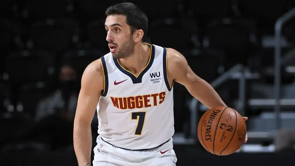 Otro lujoso pase de Campazzo, que fue titular en el triunfo de Denver ante los Spurs