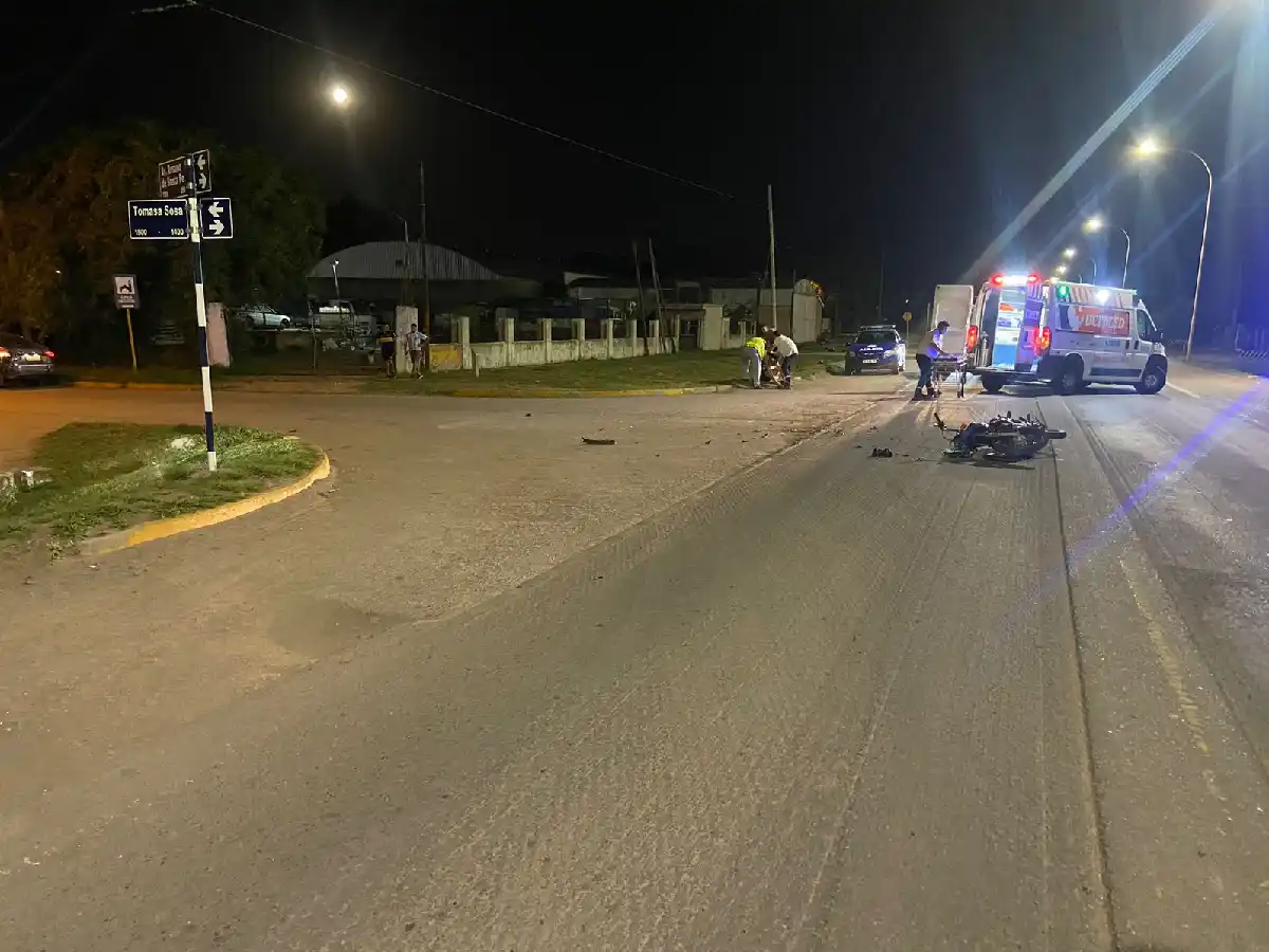 Accidente en barrio San Cayetano: lesiones graves para un joven que conducía una moto