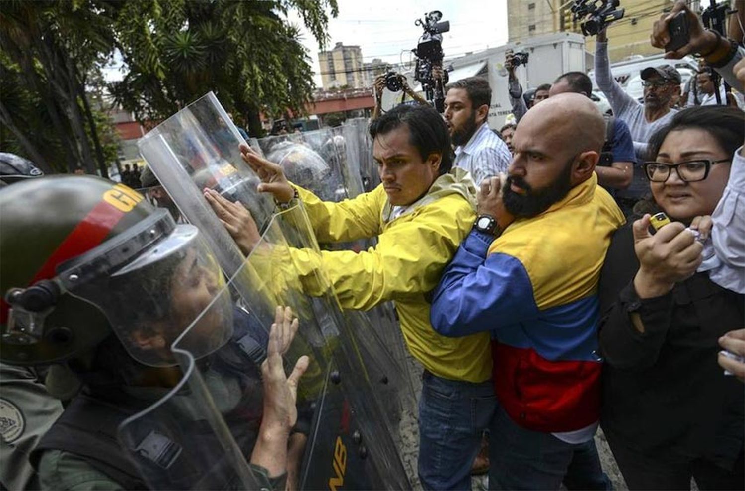 Trece muertos en disturbios en Venezuela en sólo dos días