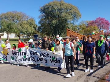 Estudiantes y docentes participaron de la XI Caminata por la Vida
