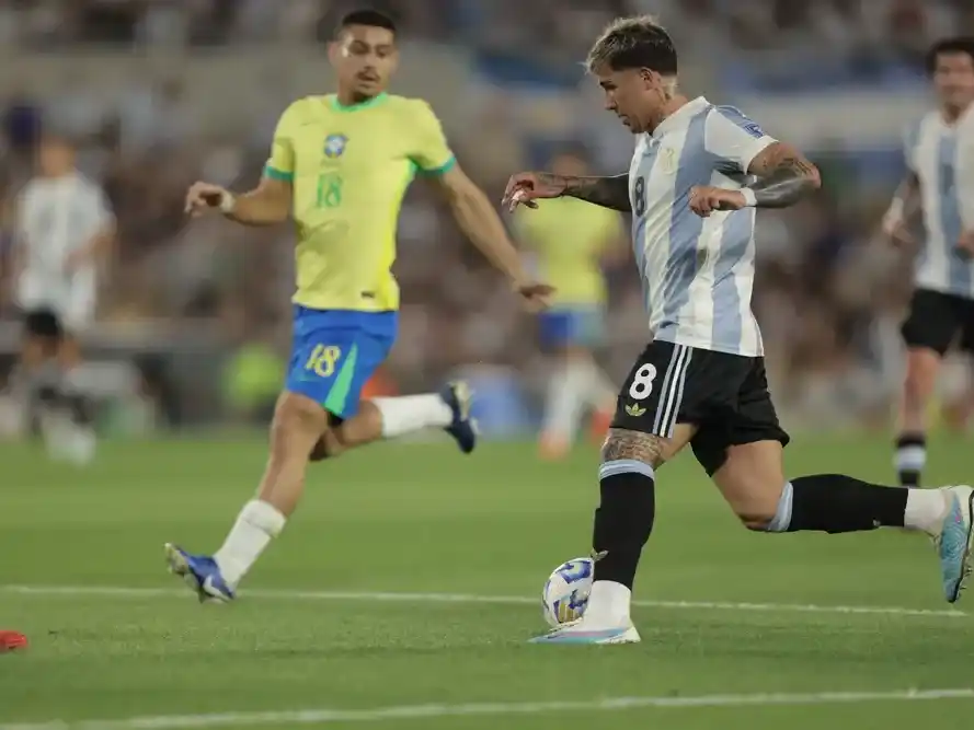 Argentina golea y clasifica