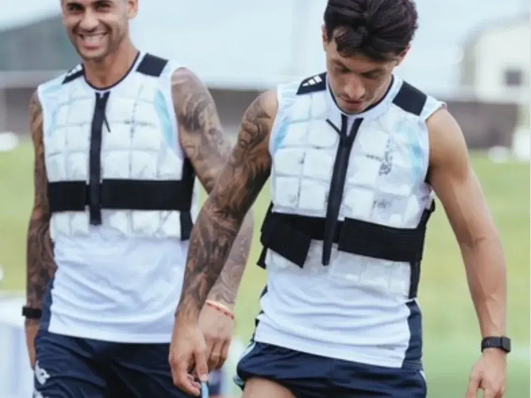"Cuti" Romero y Licha Martínez con los Chaleco refrigerante que creo Adidas para afrontar el intenso calor en el Mundial 2026. Foto:AFA