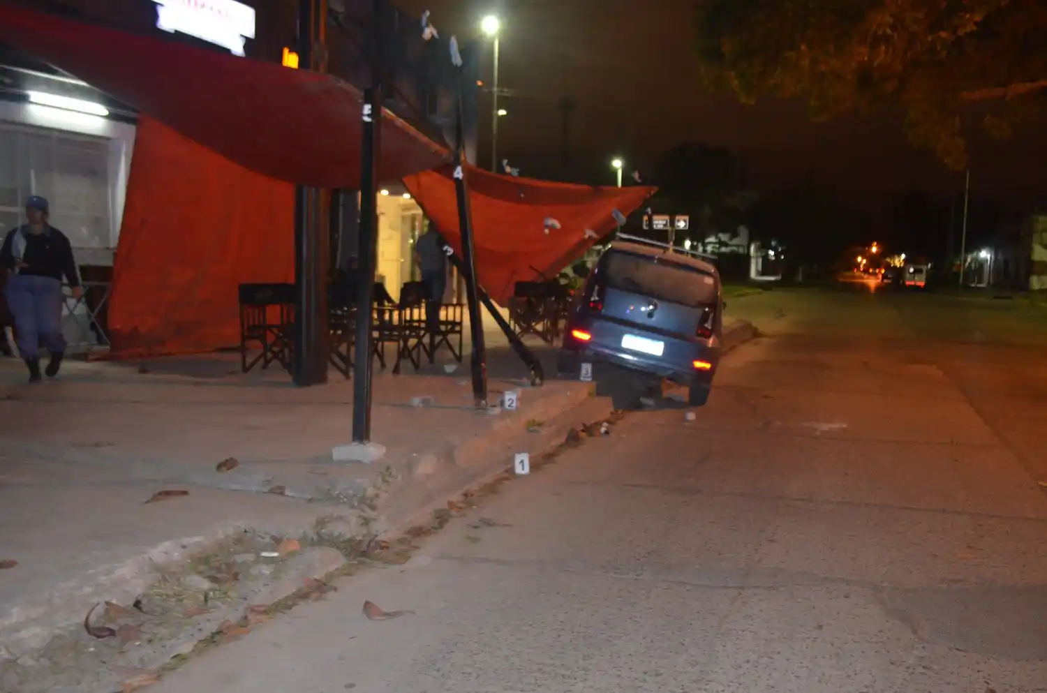 Perdió el control del auto y embistió un bar en la vereda