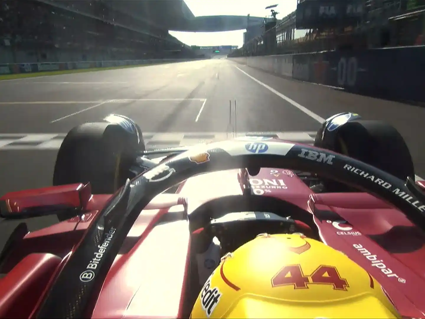 La Ferrari de Hamilton, en la recta principal.