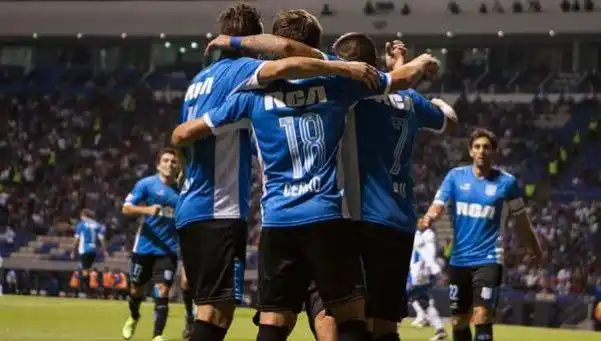 Dos goles de visitante para empujar la ilusión de Racing