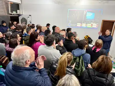 "Se siente, se siente, Gonzalo Intendente", se escuchó en el local de Acción Tandilense - La Libertad Avanza.
