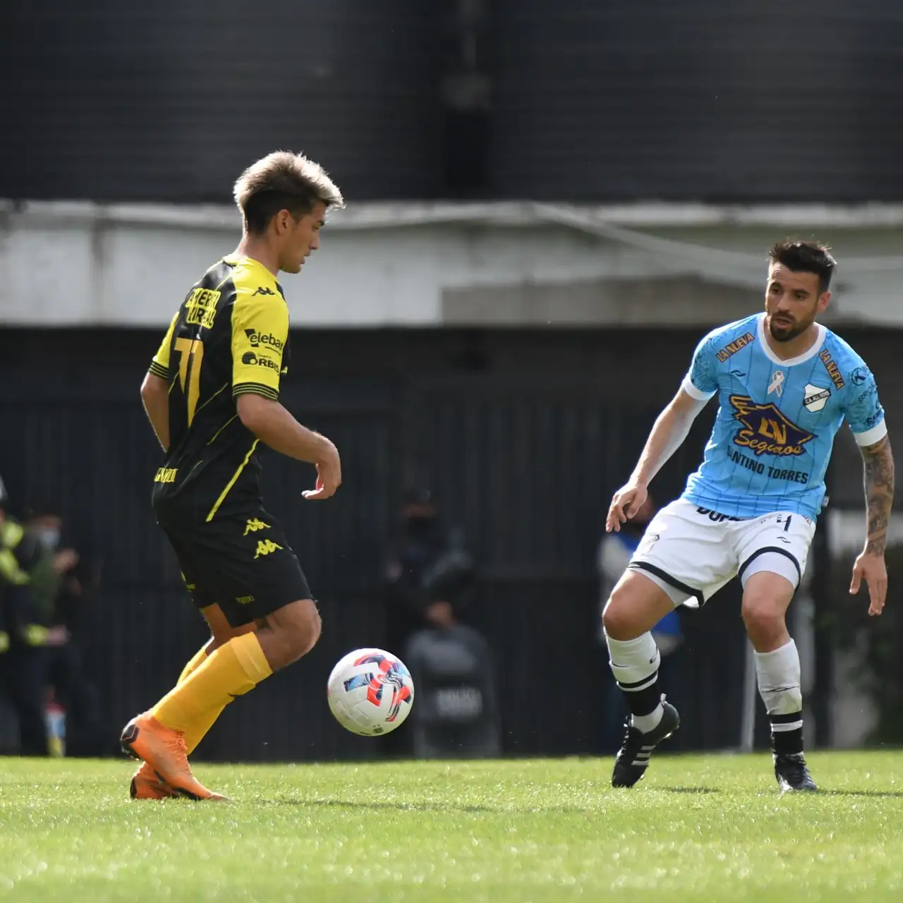 FOTO PRENSA ALL BOYS Leiva busca atacar, de frente a San Román.