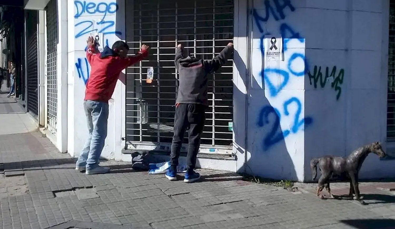 Insólito: Detienen a delincuentes que robaron la estatua de una plaza céntrica a plena luz del día en La Plata