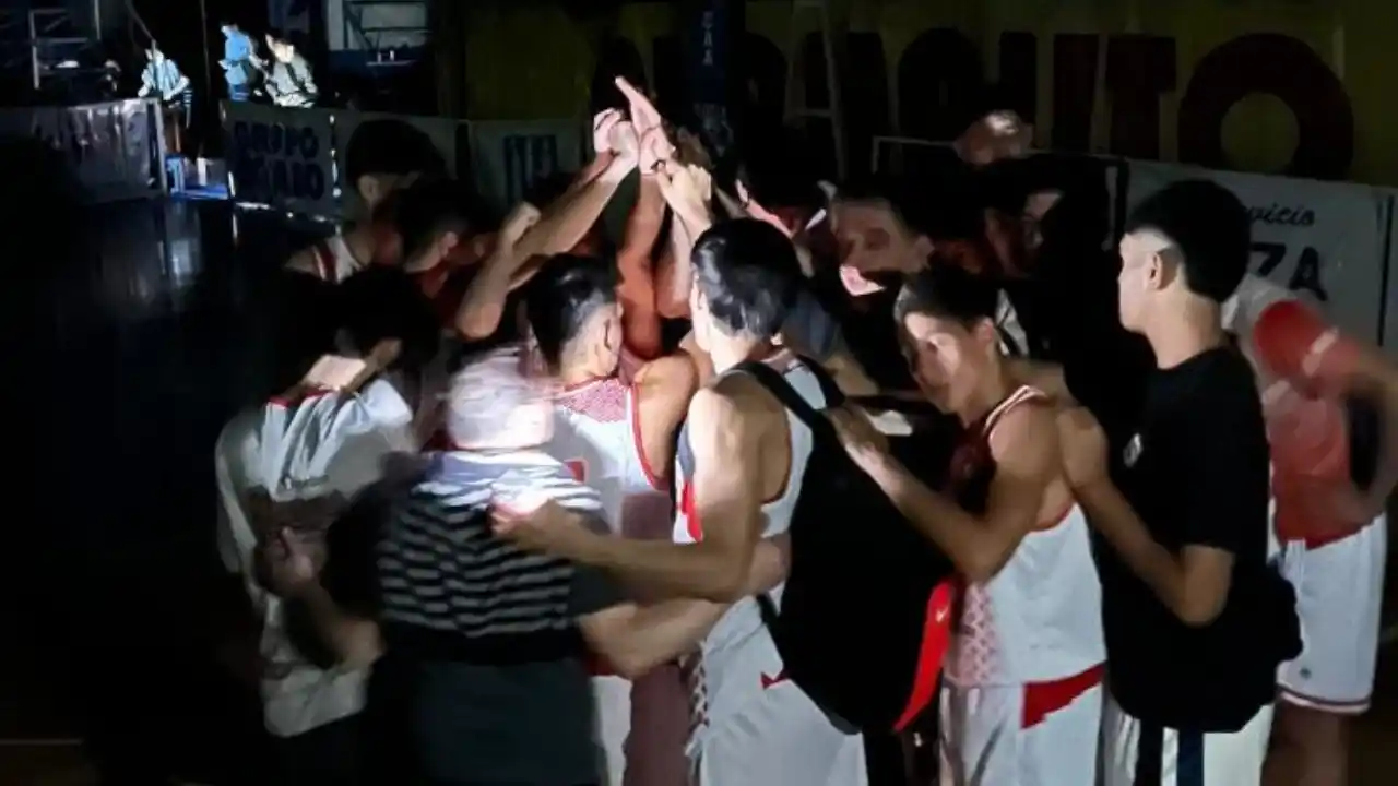 El Depo en el saludo final a la luz de los celulares. El partido se completa el lunes a las 21:30.