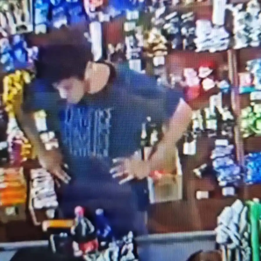 Ladrón comprando con tarjeta robada a Tangari