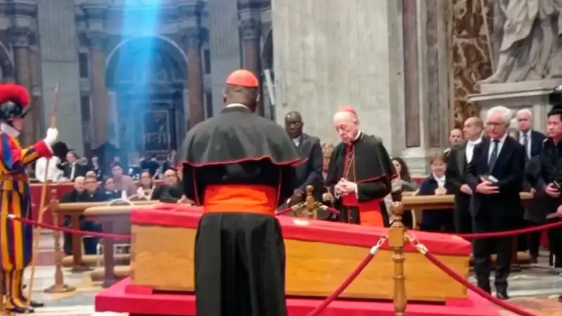 Sancionado. El cardenal Cipriani despide al papa Francisco en la Basílica de San Pedro. Gentileza ATV Perú.