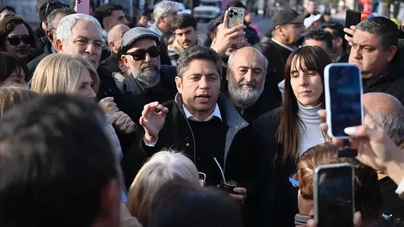 El gobernador Axel Kicillof junto a vecinos de La Plata.