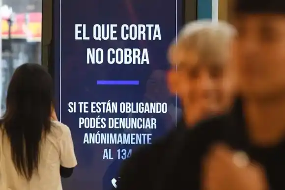 La leyenda "el que corta no cobra", en carteles y altoparlantes de estaciones ferroviarias
