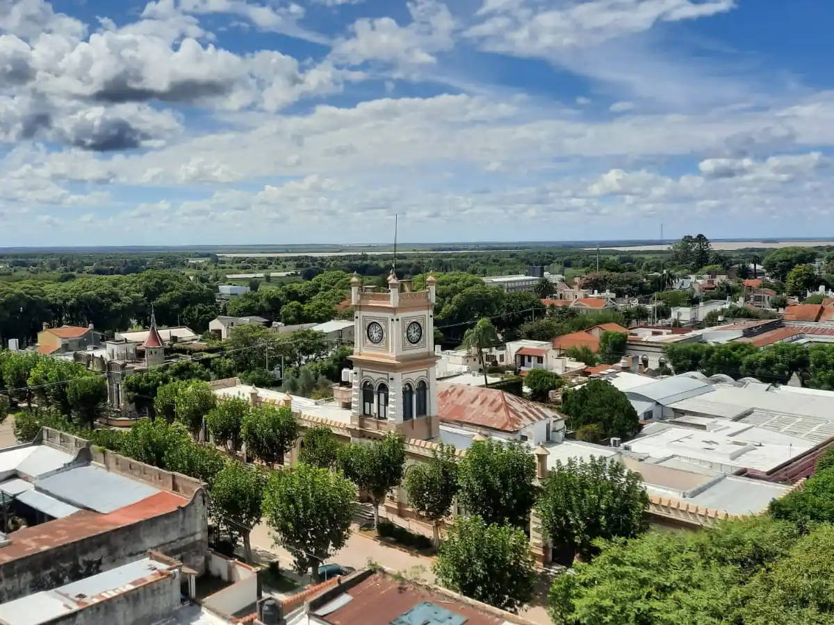 Una vista al Palacio Municipal desde el campanario de la iglesia Nuestra Señora del Socorro.