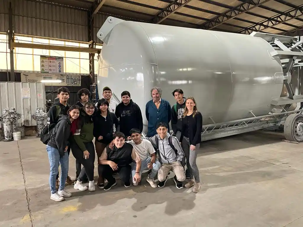 Alumnos y docentes en la planta fabril de Alberto Irons, junto con Eva Albert.