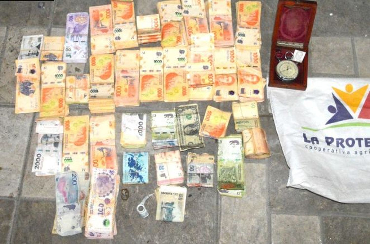 El dinero mayormente robado es de moneda nacional pero también había dólares y otras pertenencias personales de la víctima.