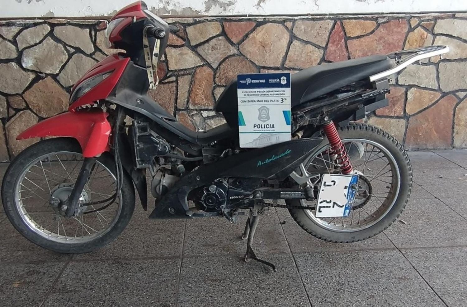 Motochorros arrebataron el celular a una señora: fueron detenidos