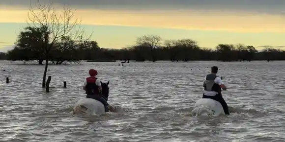 En Areco, tras el agua: productores en gomones, pasturas perdidas y una red solidaria que no descansa