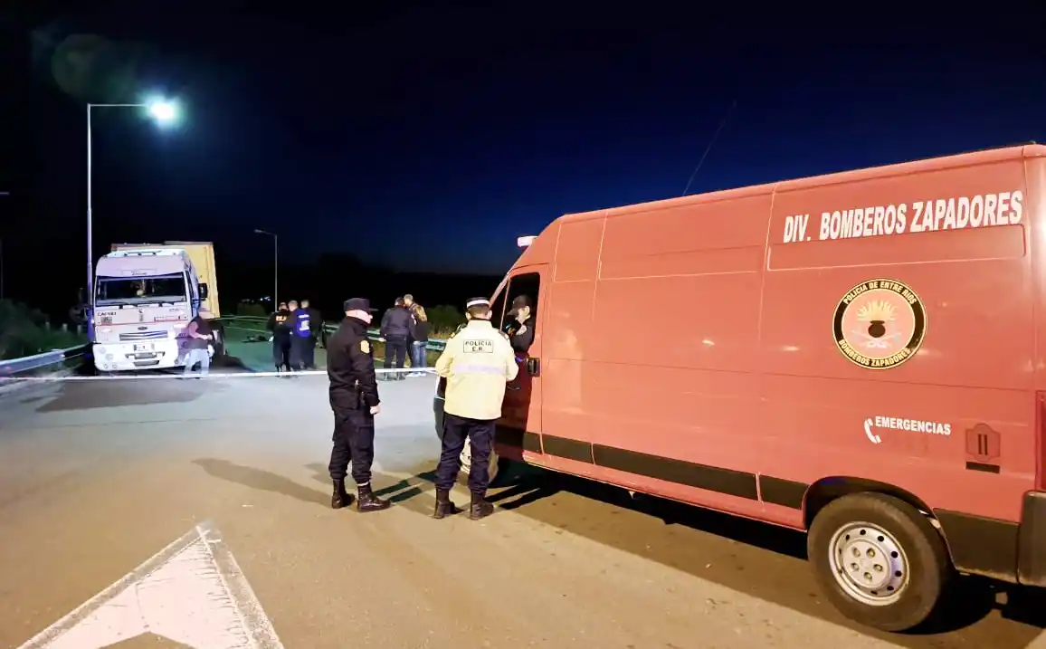 Motociclista falleció tras colisionar contra un camión con desperfecto mecánico