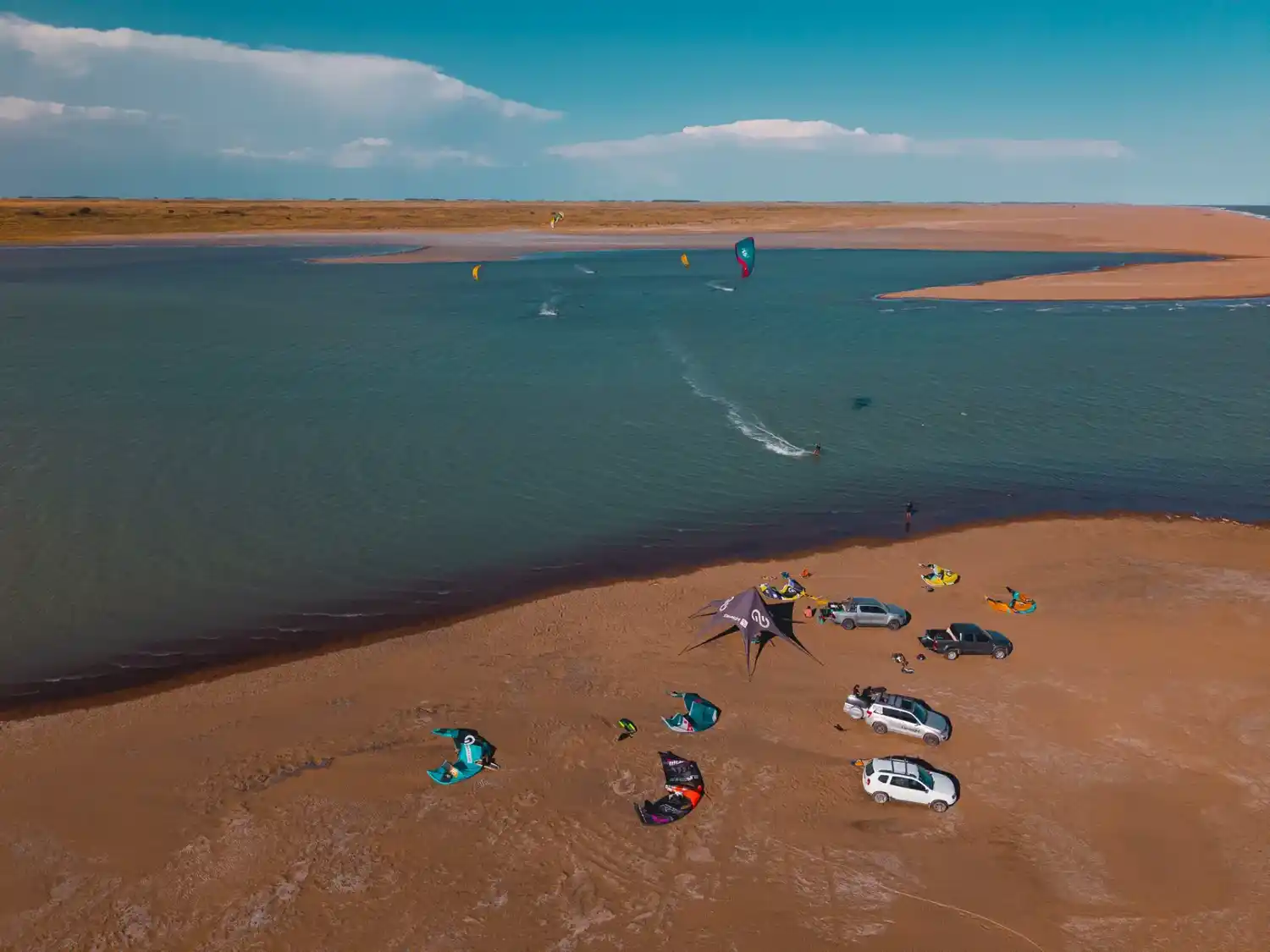 Un grupo de vecinos emprendió una acción judicial contra una ordenanza que permite la práctica de kitsurf y windsurf en la desembocadura del río Quequén Salado, una actividad que turísticamente le aporta interés a otra parte de la comunidad
(Foto de North Beach Kite School)