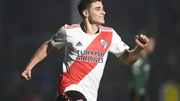 Álvarez, autor de tres goles para River.