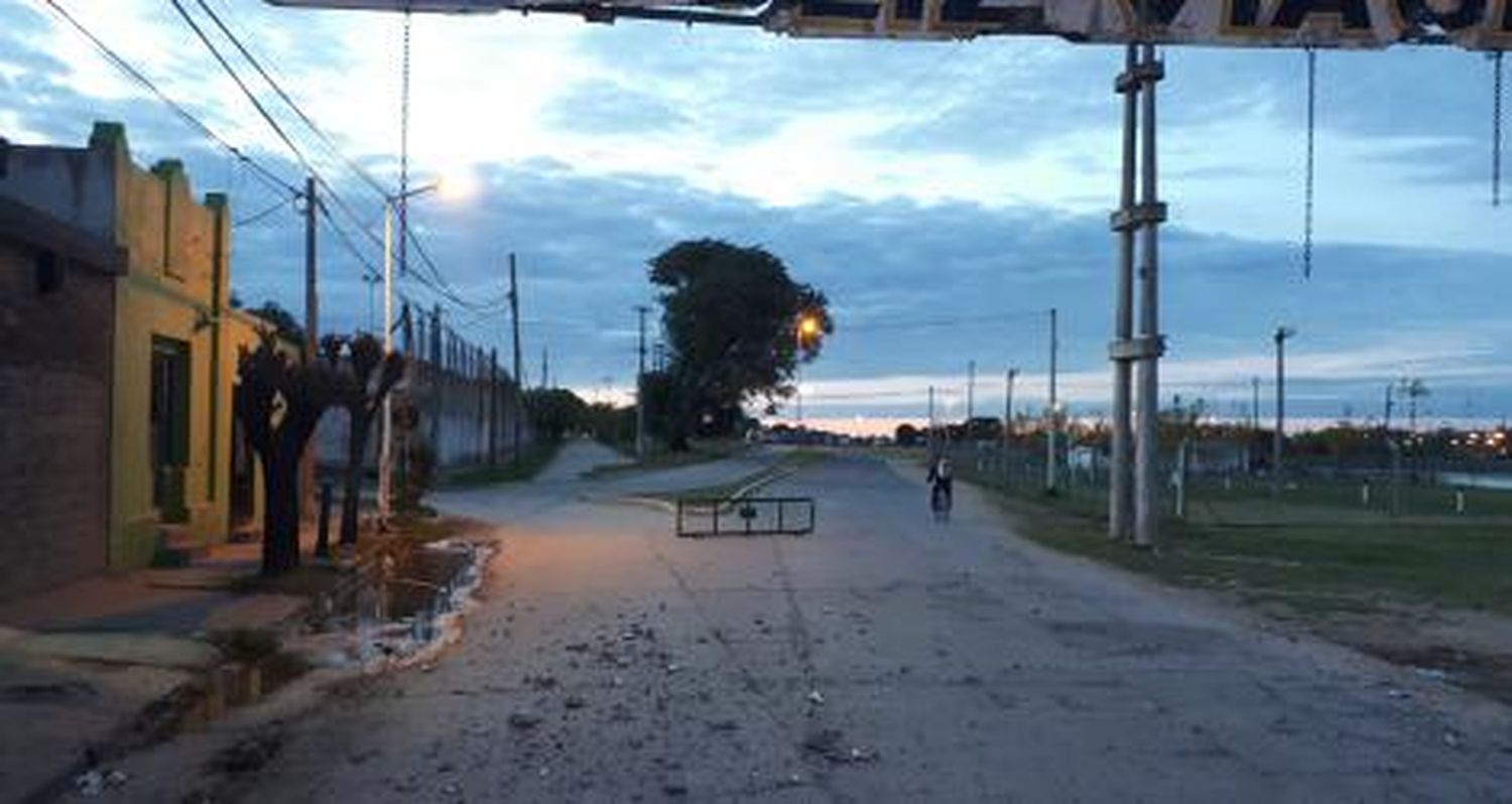 Un camión chocó el arco de calle San Martín